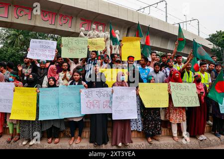 Dhaka, Bangladesch. August 2024. Aktivisten der Studenten gegen die Diskriminierung protestieren im Rahmen der sogenannten „Widerstandswoche“-roadmarch auf dem Campus der Dhaka-Universität in Dhaka, Bangladesch, 13. August 2024. Die Anti-Diskriminierungs-Studentenbewegung hat am Dienstag eine "Widerstandswoche" angekündigt, um ihre vier-Punkte-Forderung, die auch den Prozess gegen den abgesetzten Premierminister Scheich Hasina beinhaltet, nach Hause zu drängen. Im Rahmen der Kampagne versammelten sich die Studenten am Dienstag um 15:00 Uhr mit verschiedenen Plakaten vor der Raju Memorial Sculpture an der Universität Dhaka. Sie haben eine einminütige Schweigeminute in mir beobachtet Stockfoto