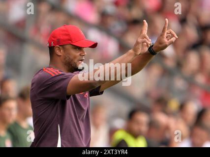Unterhaching, Deutschland. August 2024. Fußball: Testspiele, FC Bayern - WSG Tirol, Alpenbauer Sportpark. FC Bayern München Trainer Vincent Kompany. Quelle: Peter Kneffel/dpa/Alamy Live News Stockfoto