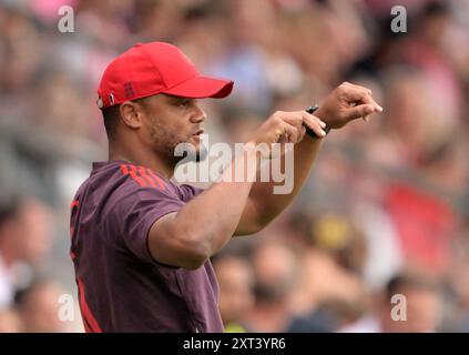 Unterhaching, Deutschland. August 2024. Fußball: Testspiele, FC Bayern - WSG Tirol, Alpenbauer Sportpark. FC Bayern München Trainer Vincent Kompany. Quelle: Peter Kneffel/dpa/Alamy Live News Stockfoto