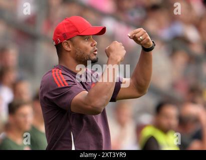 Unterhaching, Deutschland. August 2024. Fußball: Testspiele, FC Bayern - WSG Tirol, Alpenbauer Sportpark. FC Bayern München Trainer Vincent Kompany. Quelle: Peter Kneffel/dpa/Alamy Live News Stockfoto