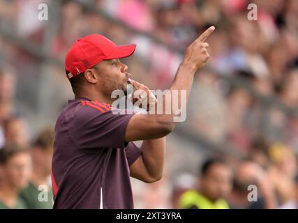 Unterhaching, Deutschland. August 2024. Fußball: Testspiele, FC Bayern - WSG Tirol, Alpenbauer Sportpark. FC Bayern München Trainer Vincent Kompany. Quelle: Peter Kneffel/dpa/Alamy Live News Stockfoto