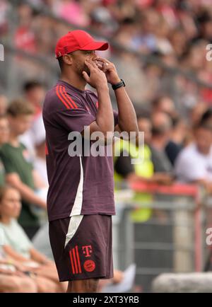 Unterhaching, Deutschland. August 2024. Fußball: Testspiele, FC Bayern - WSG Tirol, Alpenbauer Sportpark. FC Bayern München Trainer Vincent Kompany. Quelle: Peter Kneffel/dpa/Alamy Live News Stockfoto