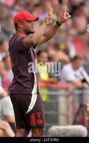 Unterhaching, Deutschland. August 2024. Fußball: Testspiele, FC Bayern - WSG Tirol, Alpenbauer Sportpark. FC Bayern München Trainer Vincent Kompany. Quelle: Peter Kneffel/dpa/Alamy Live News Stockfoto