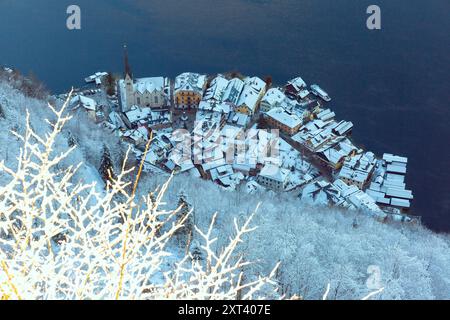 Schneebedecktes Hallstätter Dorf und See im Winter von oben gesehen, Österreich Stockfoto