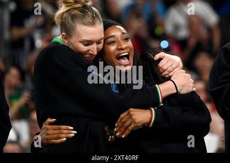 Sarah Luisa Fahr und Oghosasere Loveth Omoruyi von Italien feiern am Ende des Volleyball-Goldmedaillenspiels zwischen den Vereinigten Staaten von Amerika und Italien bei den Olympischen Spielen 2024 in der Arena Paris Sud 1 in Paris (Frankreich), 11. August 2024. Italien besiegte die Vereinigten Staaten 3-0 und gewann die Goldmedaille. Stockfoto