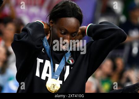 Paola Ogechi Egonu aus Italien feiert am 11. August 2024 in der Arena Paris Sud 1 in Paris (Frankreich) das Volleyball-Goldmedaillenspiel zwischen den Vereinigten Staaten von Amerika und Italien bei den Olympischen Spielen 2024. Italien besiegte die Vereinigten Staaten 3-0 und gewann die Goldmedaille. Stockfoto