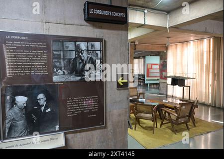 INDIEN, Chandigarh, der Masterplan der in Sektoren geteilten Stadt wurde vom schweizerisch-französischen Architekten Le Corbusier im Jahr 1950 erstellt." , Sektor 10, Chandigarh-Architekturmuseum, historische Möbel, Chandigarh Holzstuhl und Möbel, entworfen von Pierre Jeanneret, einem Cousin von Le Corbusier, Fotoausstellung mit Bild von Le Corbusier und Jawaharlal Nehru, dem ersten Premierminister Indiens Stockfoto