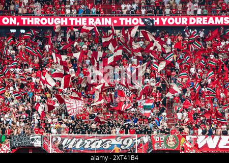 ENSCHEDE - Fans des FC Twente beim Vorrundenspiel der UEFA Champions League zwischen dem FC Twente und dem FC Salzburg im Stadion de Grolsch Veste am 13. August 2024 in Enschede, Niederlande. ANP VINCENT JANNINK Stockfoto