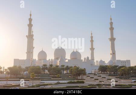 Abu Dhabi, VAE - 14. Januar 2024: Die große Moschee oder die Scheich-Zayed-Moschee ist die größte Moschee des Landes und ist ein wichtiger Ort der Anbetung für tägliche, freitags- und eidgenössische Gebete. Beliebter Touristenort Stockfoto