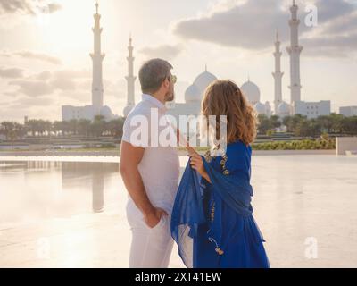 Reisen Sie in die Vereinigten Arabischen Emirate, Abu Dhabi. Arabisches Paar zu Besuch in der Großen Moschee in Abu Dhabi. Stockfoto