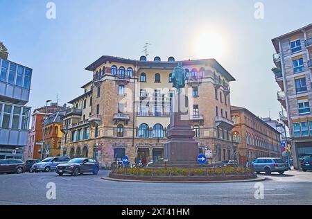 BERGAMO, ITALIEN - 7. APRIL 2022: Das Denkmal für Giuseppe Garibaldi auf dem Rotonda dei Mille Square in Citta Bassa, Bergamo, Italien Stockfoto