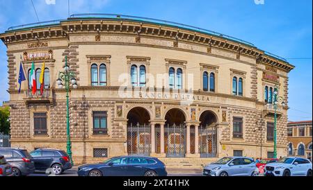 BERGAMO, ITALIEN - 7. APRIL 2022: Die Fassade des beeindruckenden Florentiner Palazzo der Bank of Italy, Viale Roma, Bergamo, Italien Stockfoto