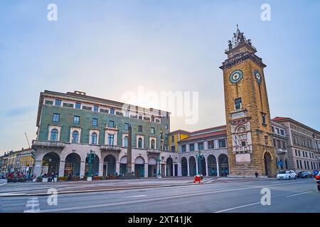 Der Sonnenuntergang über dem malerischen architektonischen Ensemble der historischen Piazza Vittorio Veneto mit dem Gedenkturm, Citta Bassa, Bergamo, Italien Stockfoto