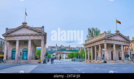 Tor Porta Nuova (Barriera delle Grazie) mit zwei neoklassizistischen Gebäuden auf beiden Seiten der Viale Papa Giovanni XXIII, Bergamo, Italien Stockfoto