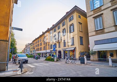 BERGAMO, ITALIEN - 7. APRIL 2022: Der Vintage beherbergt die alte Via Torquato Tasso, Citta Bassa, Bergamo, Italien Stockfoto