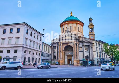 Fassade, Kuppel und Glockenturm der skulpturalen neoklassischen Kirche Santa Maria Immacolata delle Grazie an der Viale Papa Giovanni XXIII, Bergamo, Italien Stockfoto