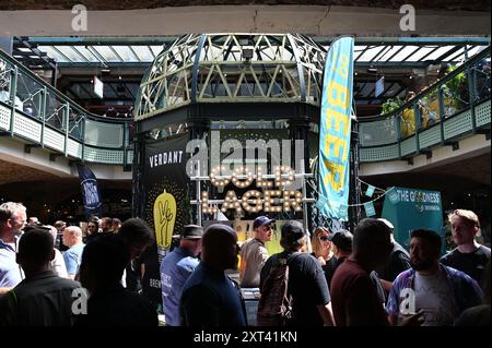 Am Freitagmorgen wurde das Bier-Craft-Festival im Tobacco Dock eröffnet und die Schlange vor dem Hotel ging so weit das Auge reicht, die Besucher konnten Bier, Whisky und Essen genießen. Das ganze Bier war im Ticketpreis inbegriffen. Die Warteschlange vor dem Hotel bildete sich ab dem frühen Morgen. Die Besucher genossen es, mehr als 800 Biere aus über 100 Brauereien zu probieren. Stockfoto