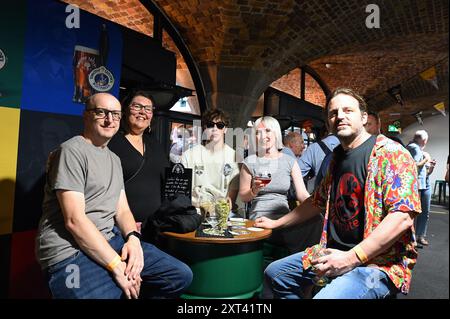 Am Freitagmorgen wurde das Bier-Craft-Festival im Tobacco Dock eröffnet und die Schlange vor dem Hotel ging so weit das Auge reicht, die Besucher konnten Bier, Whisky und Essen genießen. Das ganze Bier war im Ticketpreis inbegriffen. Die Warteschlange vor dem Hotel bildete sich ab dem frühen Morgen. Die Besucher genossen es, mehr als 800 Biere aus über 100 Brauereien zu probieren. Stockfoto