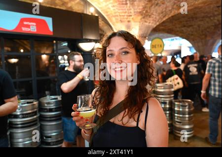 Am Freitagmorgen wurde das Bier-Craft-Festival im Tobacco Dock eröffnet und die Schlange vor dem Hotel ging so weit das Auge reicht, die Besucher konnten Bier, Whisky und Essen genießen. Das ganze Bier war im Ticketpreis inbegriffen. Die Warteschlange vor dem Hotel bildete sich ab dem frühen Morgen. Die Besucher genossen es, mehr als 800 Biere aus über 100 Brauereien zu probieren. Stockfoto