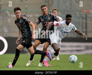 Unterhaching, Deutschland. August 2024. Fußball: Testspiele, FC Bayern - WSG Tirol, Alpenbauer Sportpark. Javier Fernandez (l) und Joao Palhinha (M) vom FC Bayern München und Mahamadou Diarra (r) von der WSG Tirol. Quelle: Peter Kneffel/dpa/Alamy Live News Stockfoto