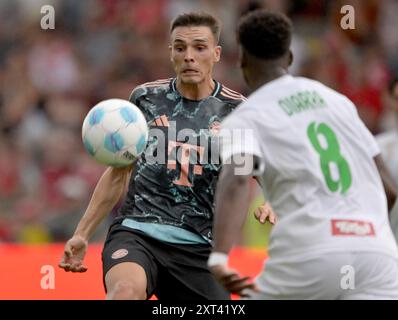 Unterhaching, Deutschland. August 2024. Fußball: Testspiele, FC Bayern - WSG Tirol, Alpenbauer Sportpark. Joao Palhinha (l) vom FC Bayern München und Mahamadou Diarra (r) von der WSG Tirol. Quelle: Peter Kneffel/dpa/Alamy Live News Stockfoto