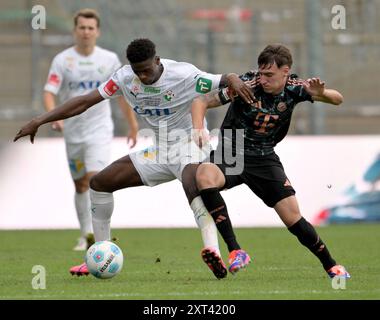 Unterhaching, Deutschland. August 2024. Fußball: Testspiele, FC Bayern - WSG Tirol, Alpenbauer Sportpark. Javier Fernandez (r) vom FC Bayern München und Mahamadou Diarra (l) von der WSG Tirol. Quelle: Peter Kneffel/dpa/Alamy Live News Stockfoto