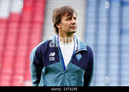 Dynamo Kiew-Manager Oleksandr Shovkovskyi inspiziert das Feld vor der UEFA Champions League, der dritten Qualifikationsrunde und dem zweiten Legspiel im Hampden Park, Glasgow. Bilddatum: Dienstag, 13. August 2024. Stockfoto