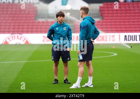 Tatsuhiro Sakamoto (links) und Teamkollege von Coventry City besichtigen das Feld vor dem Spiel der ersten Runde des Carabao Cups in Ashton Gate, Bristol. Bilddatum: Dienstag, 13. August 2024. Stockfoto