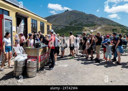 Dom Slaski Gebäude, Sniezka Polen die Riesengebirge Karkonosse Menschen warten in der Schlange auf Bier und Limonade Stockfoto