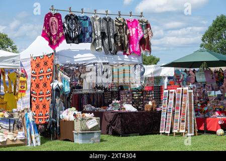 Einer von mehreren Ständen mit Produkten aus Ecuador, die beim Ecuadorian Heritage Festival in Croton-on-Hudson, Westchester, New York, verkauft werden. Stockfoto