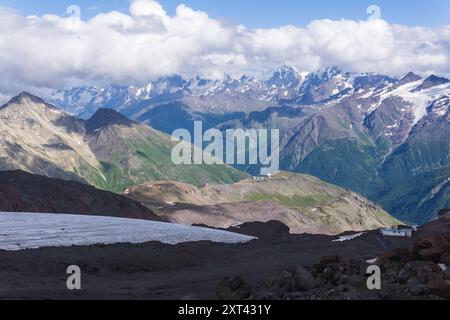 Blick auf den Kaukasus in den Wolken vom Hang des Mount Elbrus Stockfoto