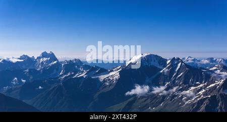 Panoramablick auf verschneite Berggipfel, Kaukasusgrat. Stockfoto