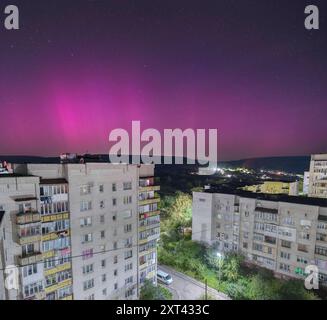 Lviv, Ukraine. August 2024. Die Aurora borealis, auch Nordlichter genannt, leuchten auf diesem Langzeitbelichtungsbild am Horizont in der Ukraine, Lwiw. (Kreditbild: © Artur Abramiv/ZUMA Press Wire) NUR REDAKTIONELLE VERWENDUNG! Nicht für kommerzielle ZWECKE! Stockfoto