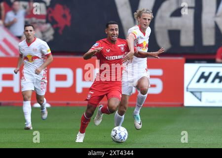 Enschede, Deutschland. August 2024. Fussball UEFA Champions League Qualifikation 3. Runde FC Twente - FC Salzburg am 13.08.2024 im Stadion de Grolsch Veste in Enschede Anass Salah-Eddine ( Enschede ), links - Maurits Kjaergaard ( Salzburg ), rechts Foto: Revierfoto Credit: ddp Media GmbH/Alamy Live News Stockfoto