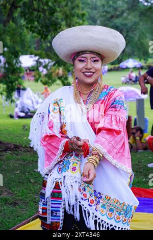 Porträt einer attraktiven Tänzerin in Kostüm beim Ecuadorian Heritage Festival in Croton Point Park, Croton-on Hudson, Westchester, New York. Stockfoto