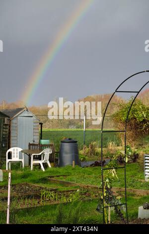 Regenbogen über UK-Schrebergärten im Winter Stockfoto