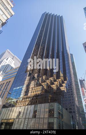 New York City, NY, USA - 15. Oktober 2013: Der Trump Tower in Manhattan auf einem vertikalen Foto mit schräg diagonaler Perspektive Stockfoto