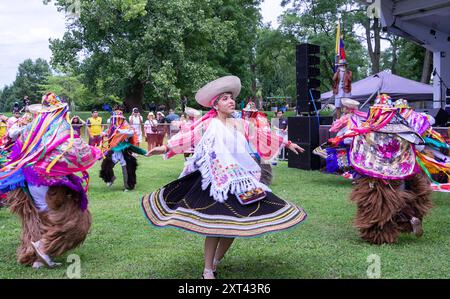 Tänzerinnen und Tänzerinnen der ecuadorianischen Gruppe Sentimiento Andina NY tanzen beim Ecuadorian Heritage Festival in Croton on Hudson, Westchester, NY. Stockfoto