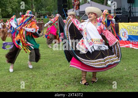 Tänzerinnen und Tänzerinnen der ecuadorianischen Gruppe Sentimiento Andina NY tanzen beim Ecuadorian Heritage Festival in Croton on Hudson, Westchester, NY. Stockfoto