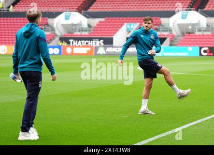 Liam Kitching von Coventry City (rechts) und Teamkollege inspizieren das Spielfeld vor dem Spiel der ersten Runde des Carabao Cups in Ashton Gate, Bristol. Bilddatum: Dienstag, 13. August 2024. Stockfoto