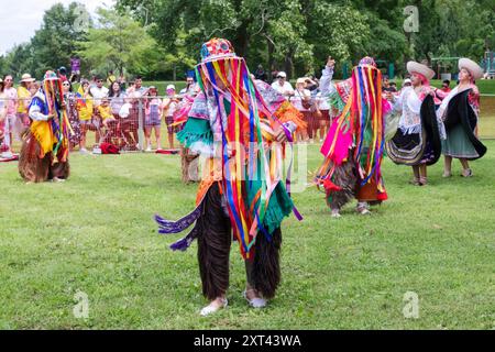 Tänzerinnen und Tänzerinnen der ecuadorianischen Gruppe Sentimiento Andina NY tanzen beim Ecuadorian Heritage Festival in Croton on Hudson, Westchester, NY. Stockfoto