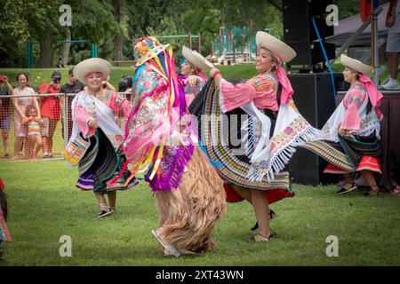 Tänzerinnen und Tänzerinnen der ecuadorianischen Gruppe Sentimiento Andina NY tanzen beim Ecuadorian Heritage Festival in Croton on Hudson, Westchester, NY. Stockfoto