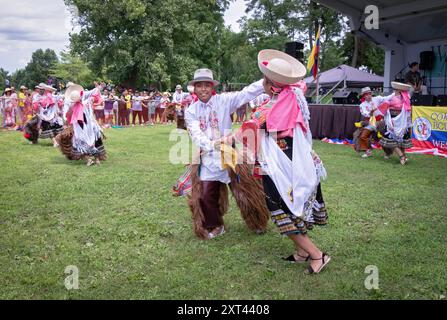 Tänzerinnen und Tänzerinnen der ecuadorianischen Gruppe Sentimiento Andina NY tanzen beim Ecuadorian Heritage Festival in Croton on Hudson, Westchester, NY. Stockfoto