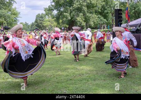 Tänzerinnen und Tänzerinnen der ecuadorianischen Gruppe Sentimiento Andina NY tanzen beim Ecuadorian Heritage Festival in Croton on Hudson, Westchester, NY. Stockfoto