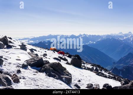 Hochgebirgslandschaft mit Zelten, Bergsteigercamp zwischen ewigem Schnee und Felsen Stockfoto