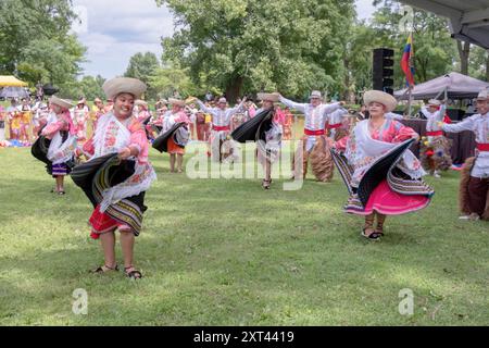 Tänzerinnen und Tänzerinnen der ecuadorianischen Gruppe Sentimiento Andina NY tanzen beim Ecuadorian Heritage Festival in Croton on Hudson, Westchester, NY. Stockfoto