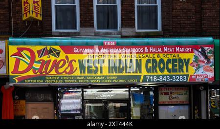 Das Äußere und Schild für Dave's West Indian Grocery auf der Liberty Avenue, das die Guyanesen und Trinidad Tobago in South Richmond Hill versorgt Stockfoto