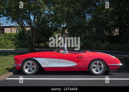 Ein restauriertes rotes Corvette Sting Ray Cabrio aus dem Jahr 1958 parkt rot weiß auf einem Grundstück in New City, Clarkstown, Rockland County, New York Stockfoto