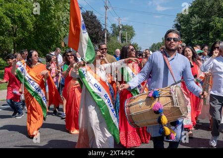 Eine fröhliche Gruppe von Demonstranten feiert den Jahrestag der Unabhängigkeit Indiens bei der New City India Day Parade im Rockland County, New York. Stockfoto