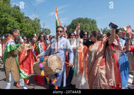 Eine jubelnde Gruppe von Demonstranten feiert den Jahrestag der Unabhängigkeit Indiens bei der New City India Day Parade im Rockland County, New York. Stockfoto